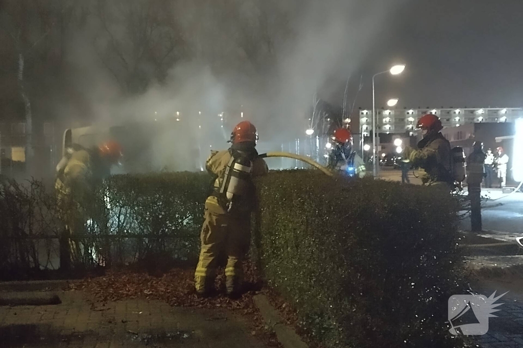 Twee voertuigen in lichterlaaie op parkeerterrein