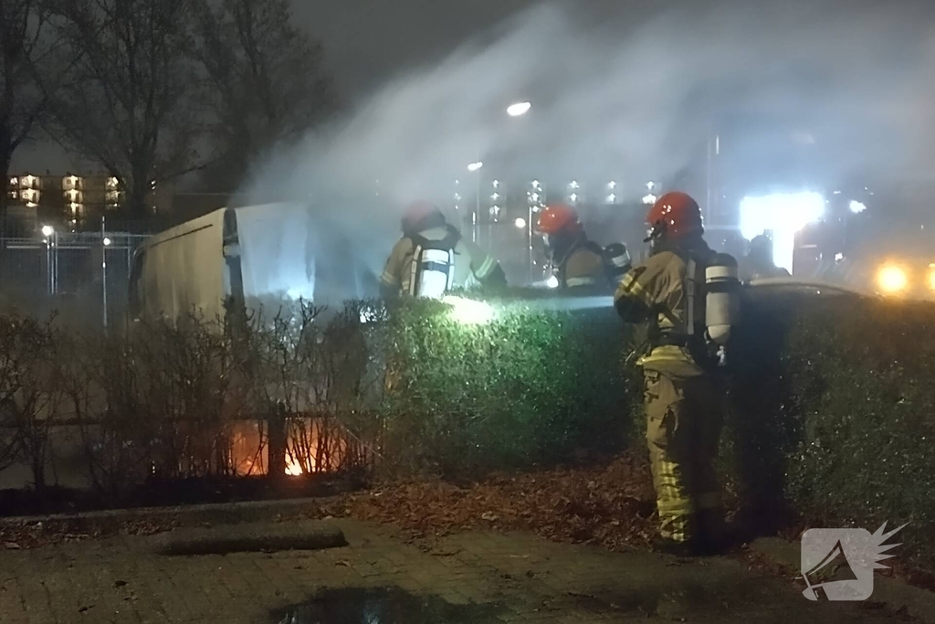 Twee voertuigen in lichterlaaie op parkeerterrein