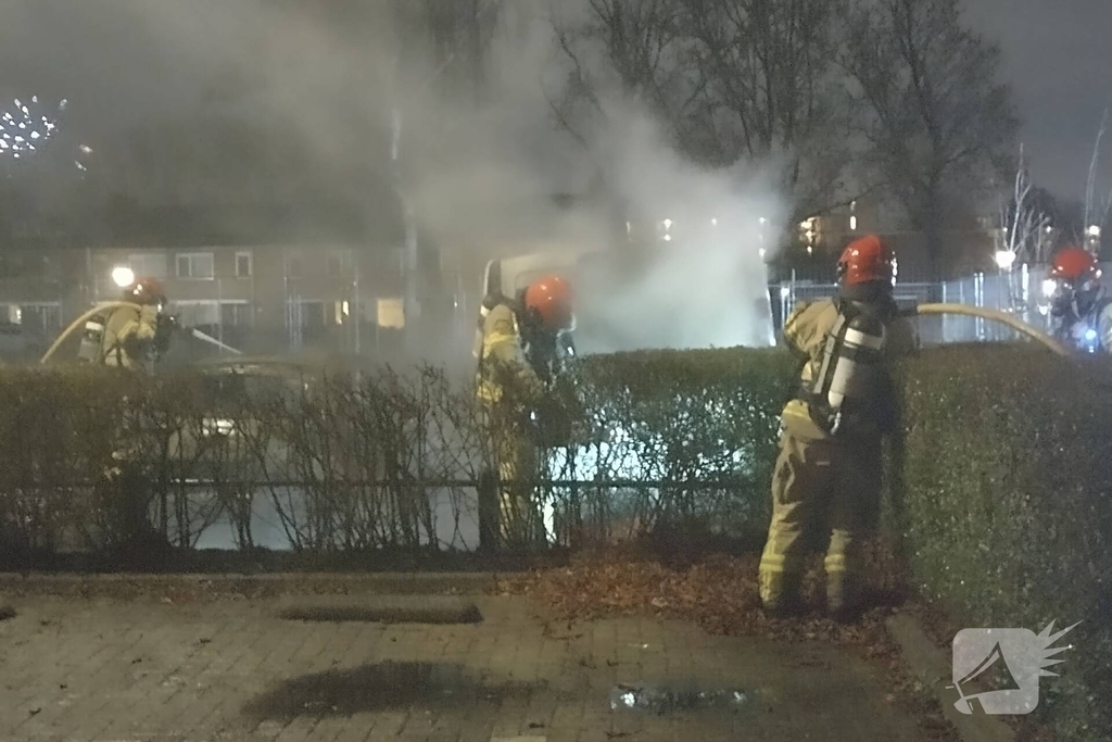 Twee voertuigen in lichterlaaie op parkeerterrein