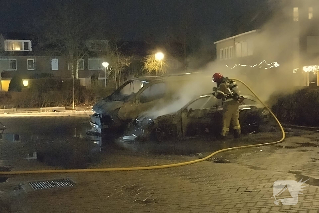 Twee voertuigen in lichterlaaie op parkeerterrein