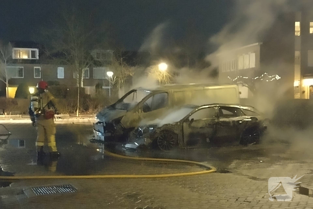 Twee voertuigen in lichterlaaie op parkeerterrein