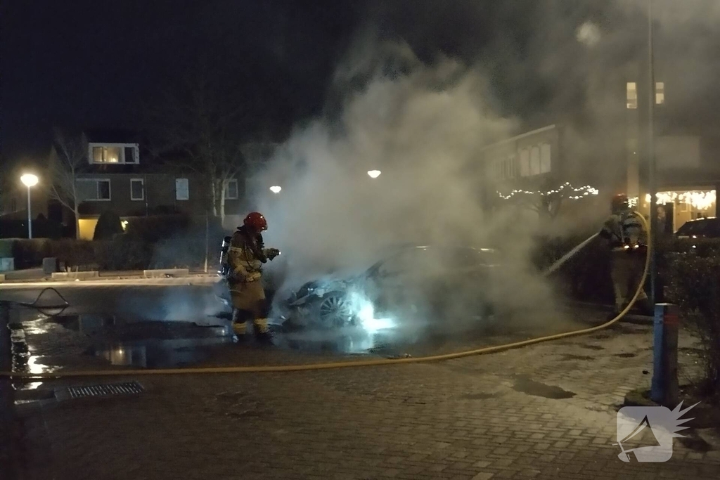 Twee voertuigen in lichterlaaie op parkeerterrein