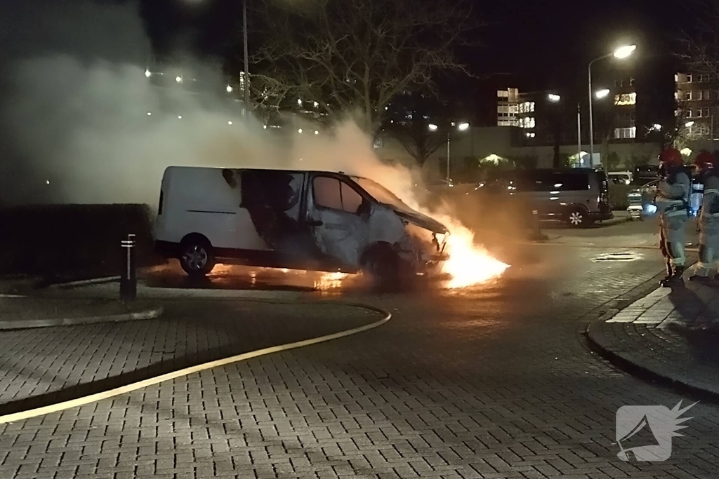 Twee voertuigen in lichterlaaie op parkeerterrein