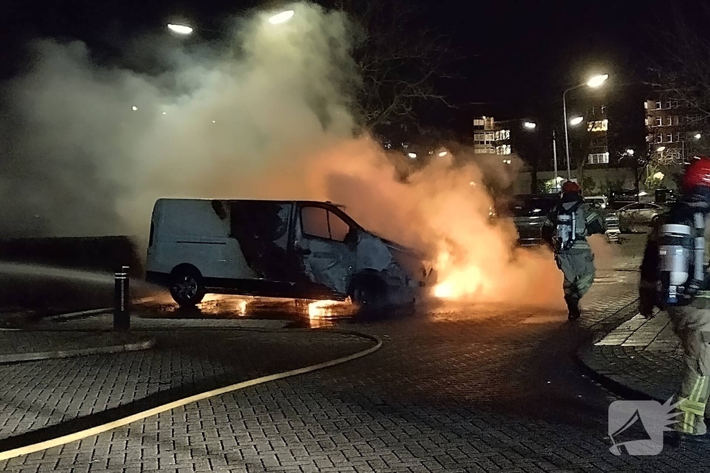 Twee voertuigen in lichterlaaie op parkeerterrein