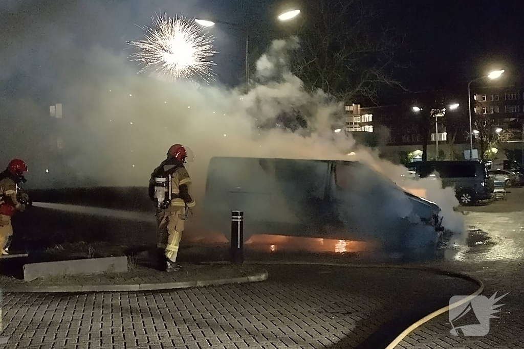Twee voertuigen in lichterlaaie op parkeerterrein