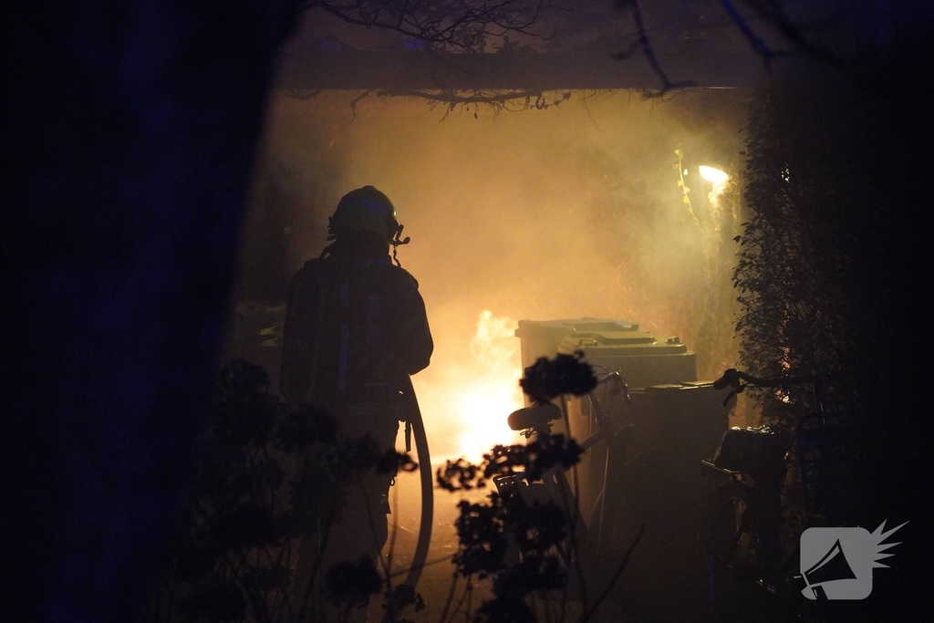 Vuilcontainer onder aanbouw in brand