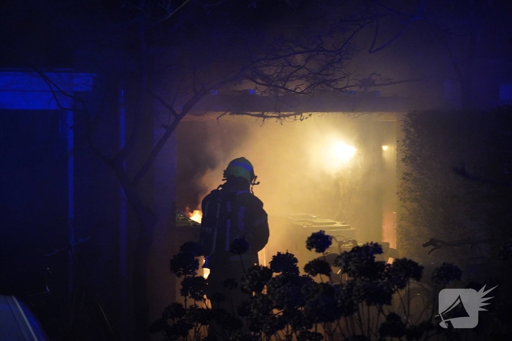 Vuilcontainer onder aanbouw in brand