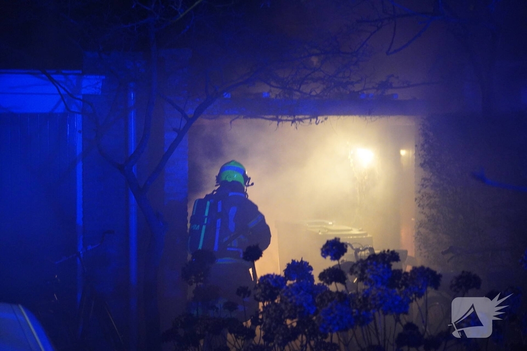Vuilcontainer onder aanbouw in brand