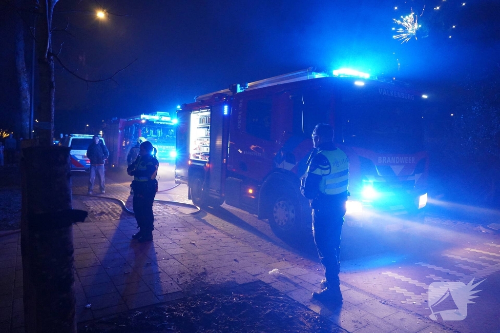 Vuilcontainer onder aanbouw in brand