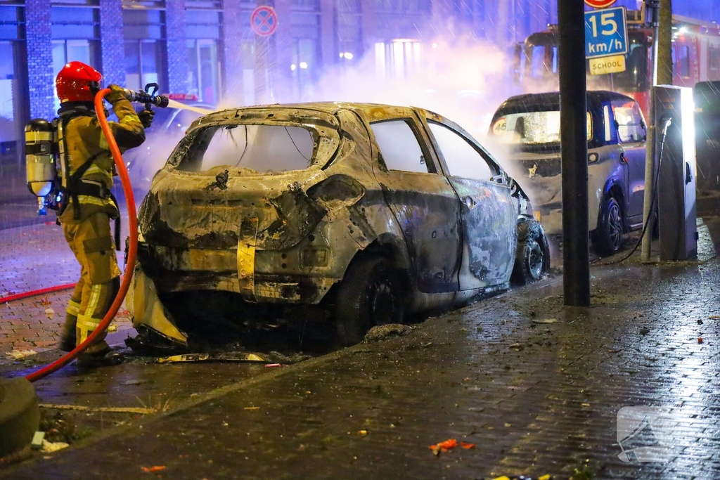 Brand verwoest auto in de nacht