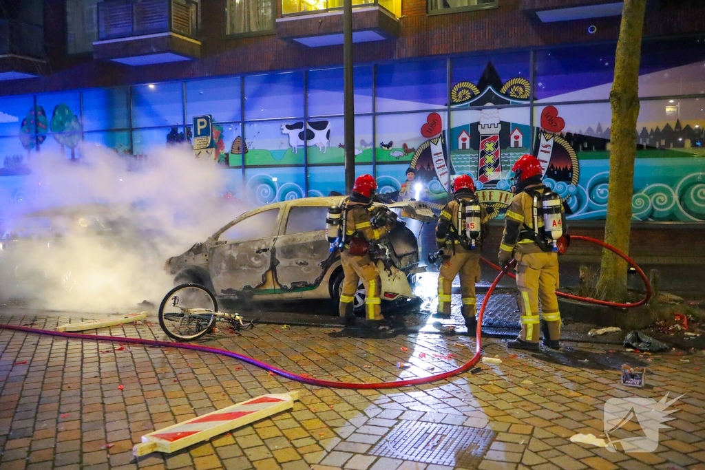 Brand verwoest auto in de nacht