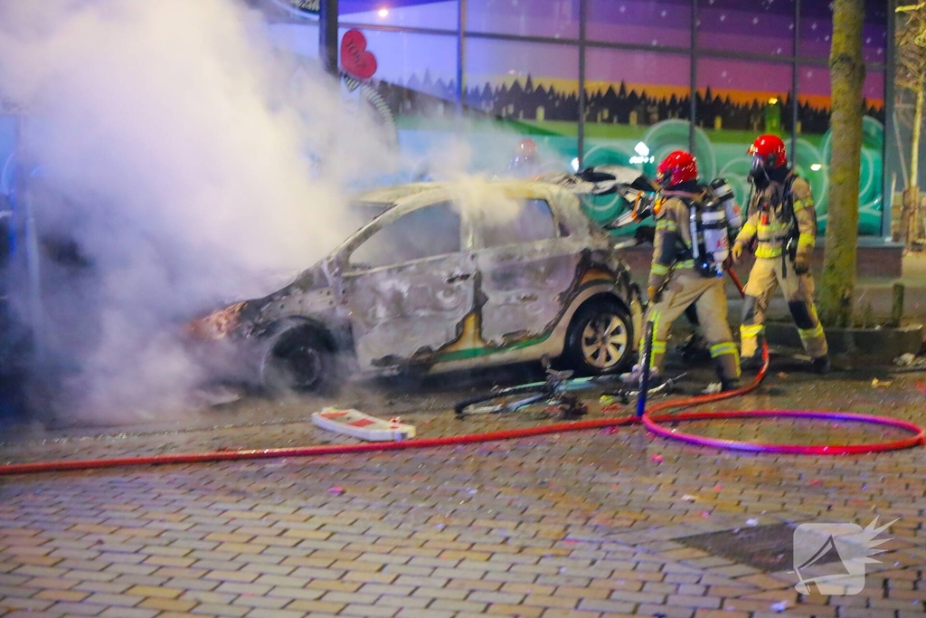 Brand verwoest auto in de nacht