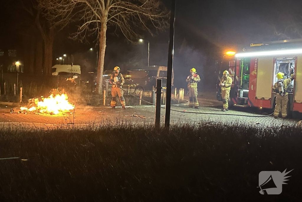 Brandweer blust brand op straat
