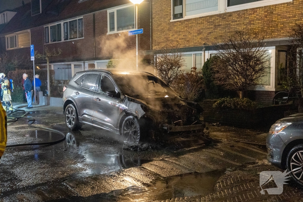 Brand door vuurpijl in auto