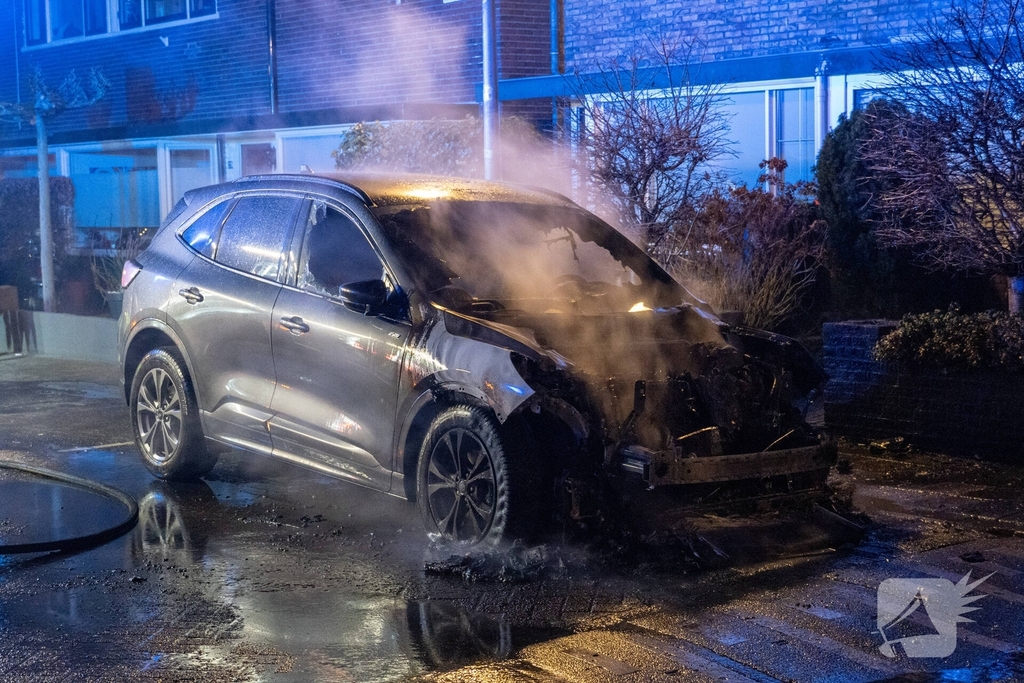 Brand door vuurpijl in auto
