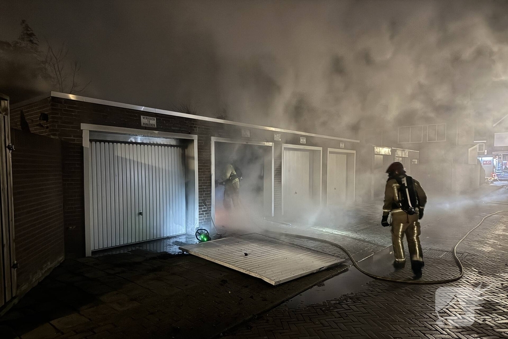 Brand in twee garageboxen
