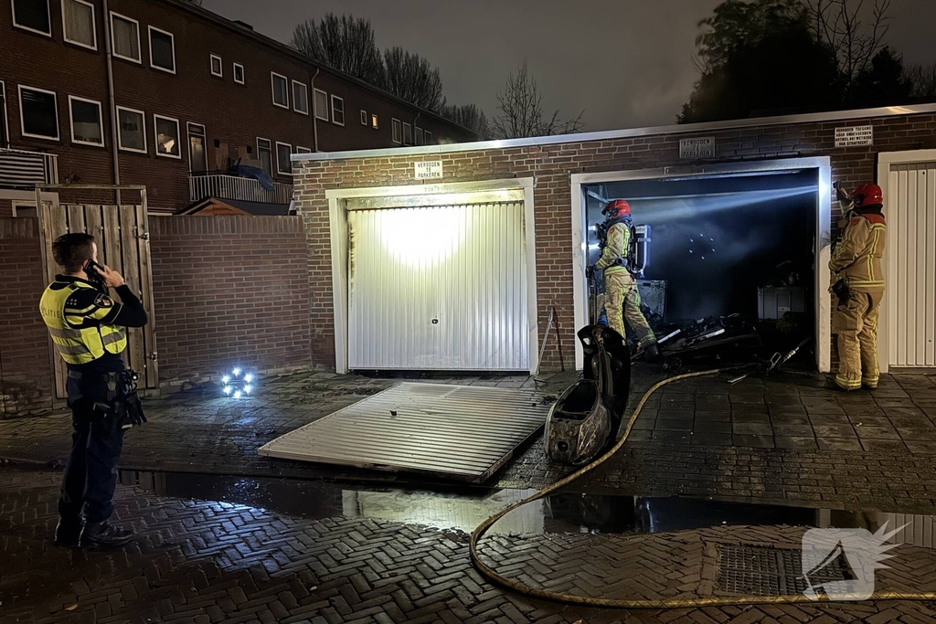 Brand in twee garageboxen
