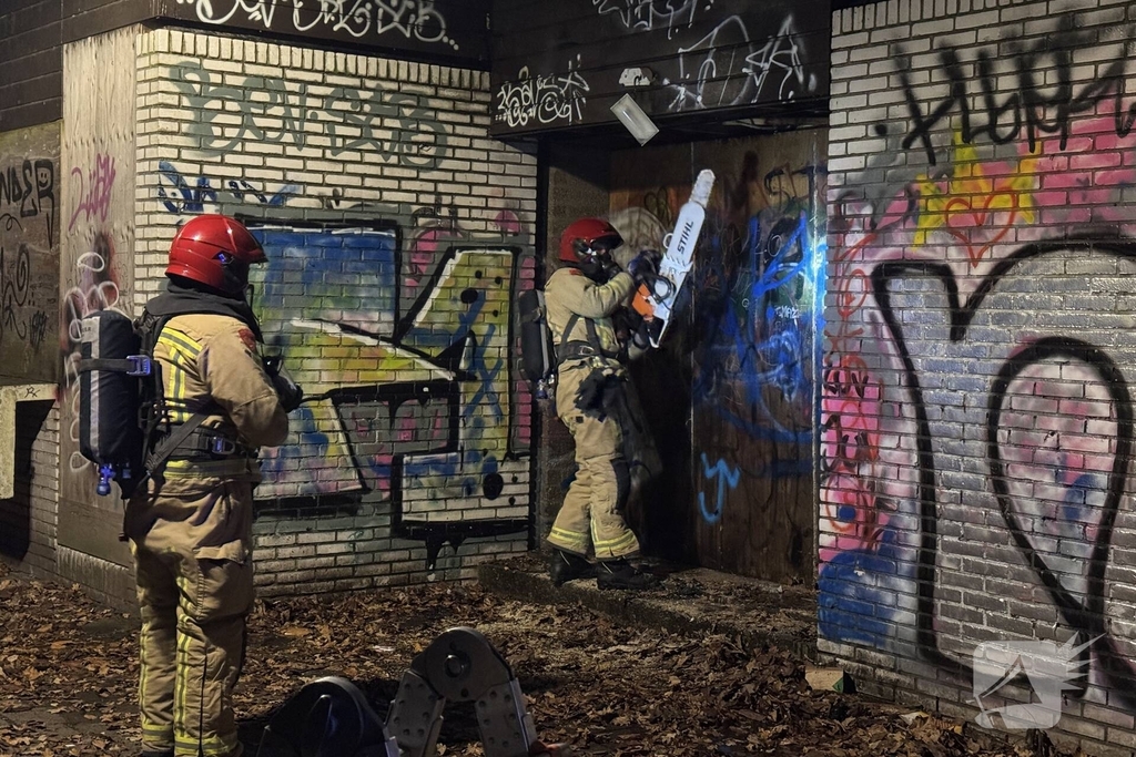 Brandweer zaagt kraakpand open wegens brand