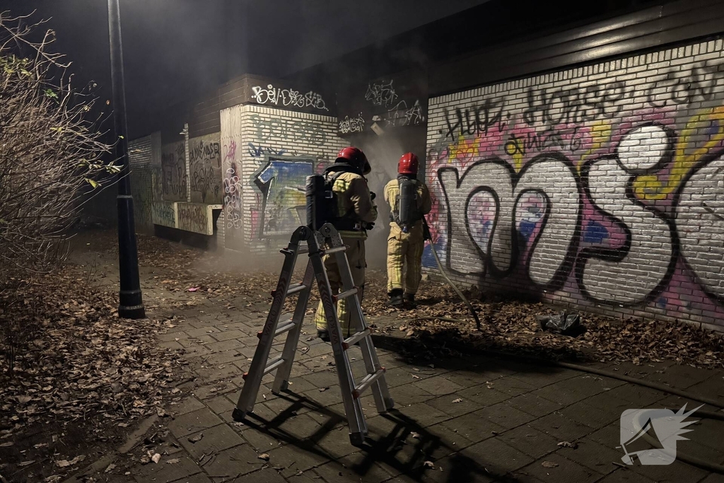 Brandweer zaagt kraakpand open wegens brand