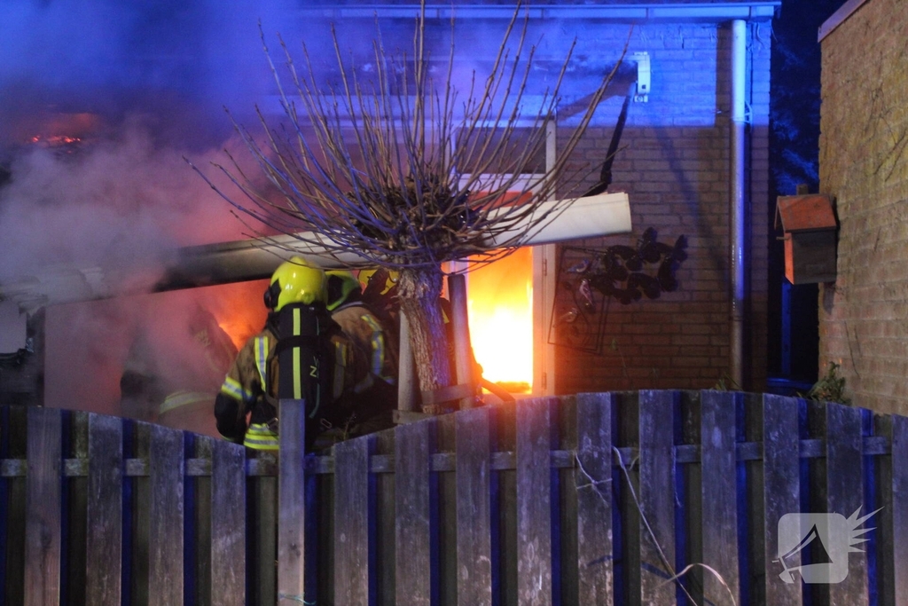 Traumateam opgeroepen bij uitslaande woningbrand