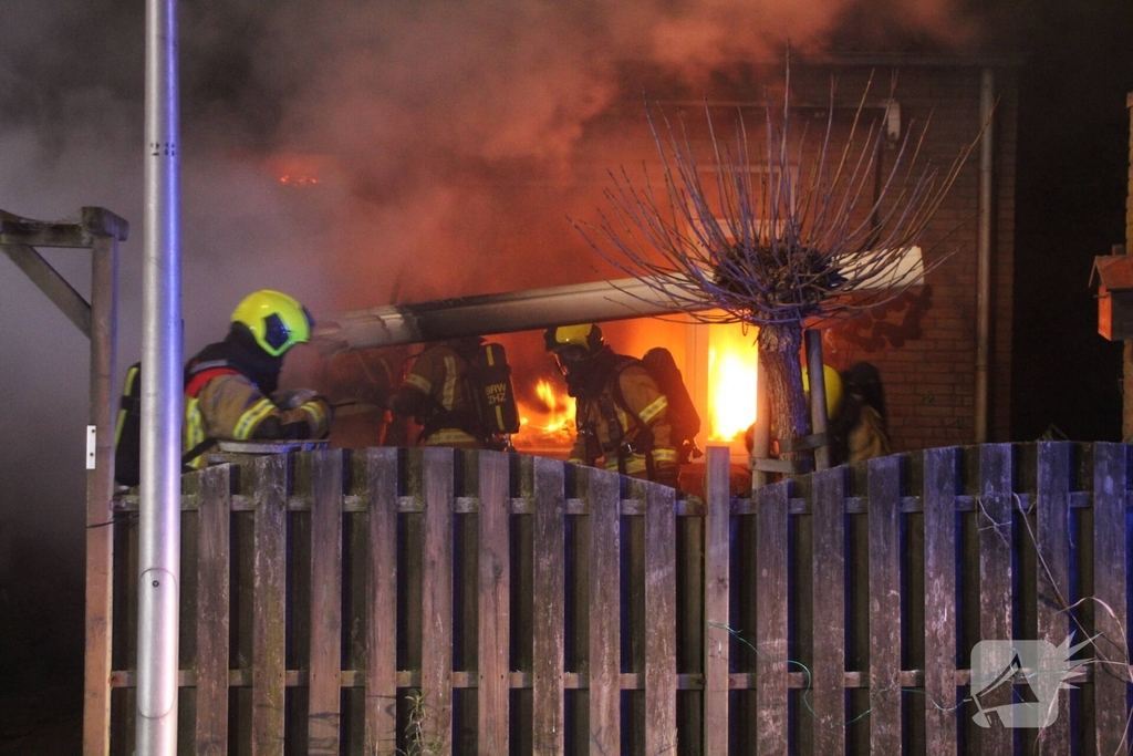 Traumateam opgeroepen bij uitslaande woningbrand