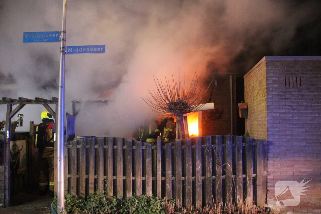 Traumateam opgeroepen bij uitslaande woningbrand