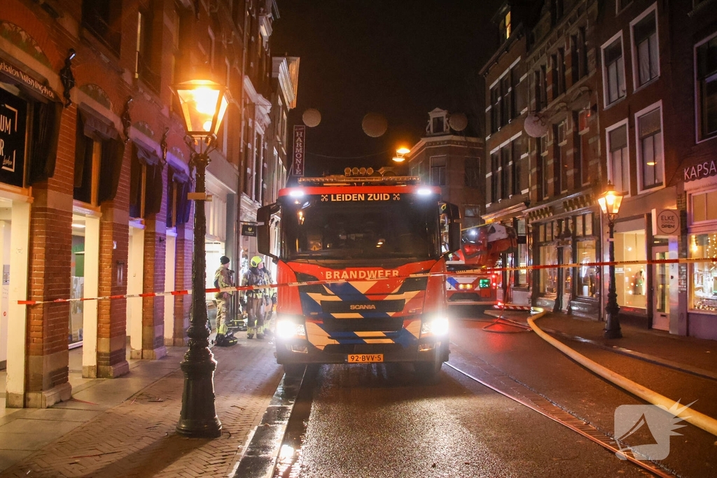 Brandweer schaalt groots op bij dakbrand