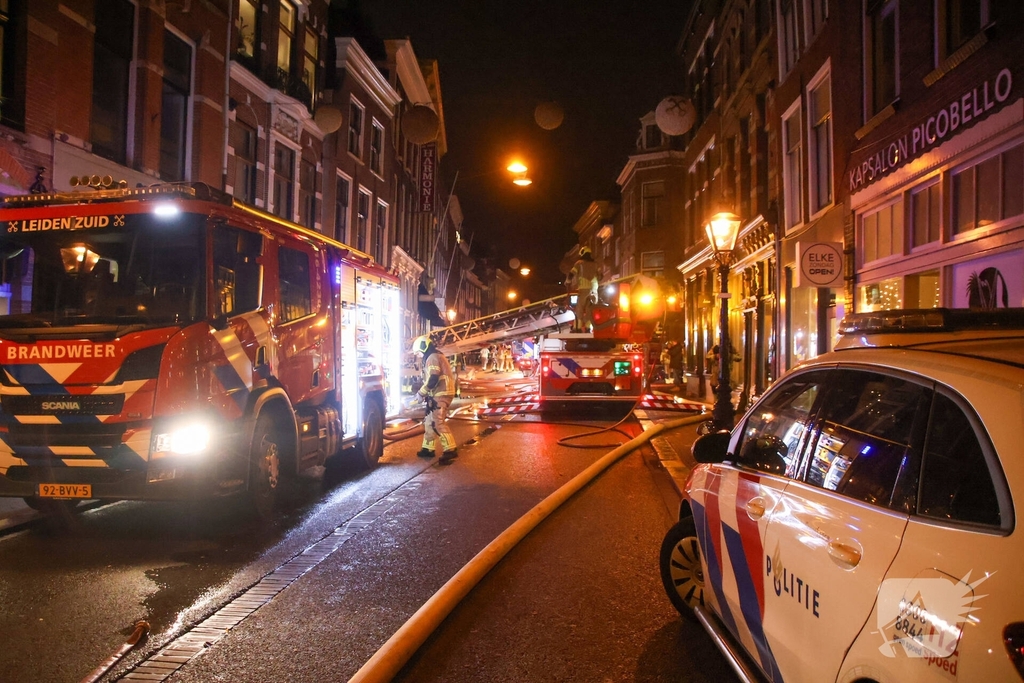 Brandweer schaalt groots op bij dakbrand