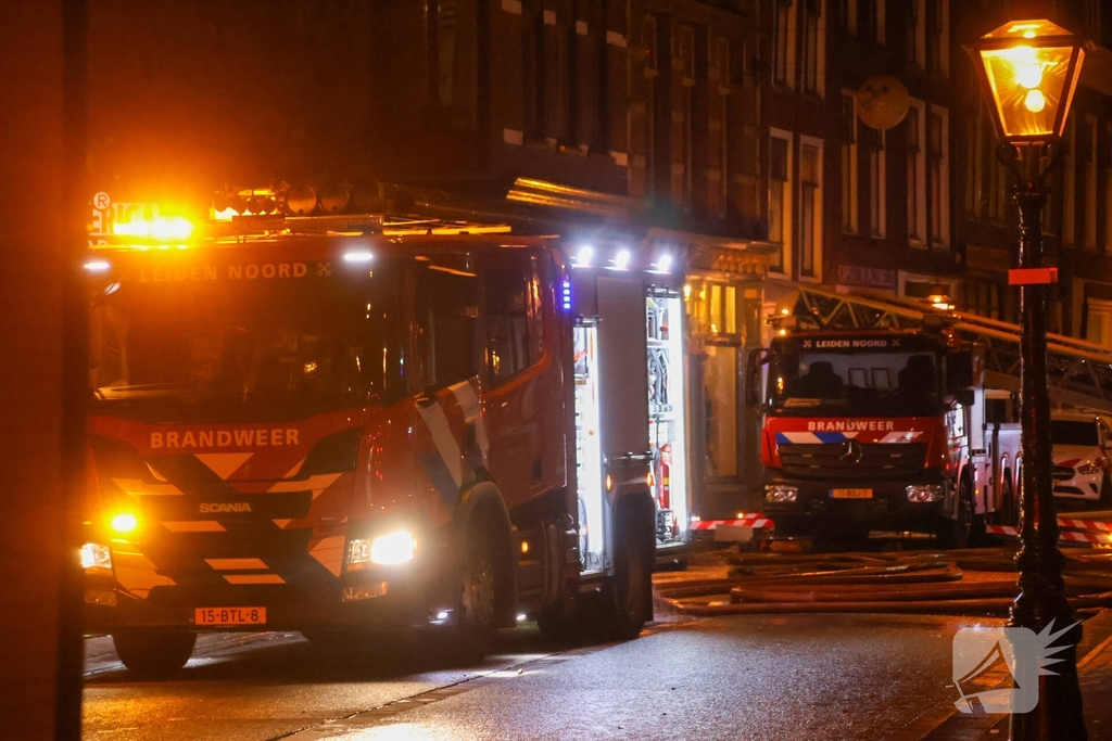 Brandweer schaalt groots op bij dakbrand