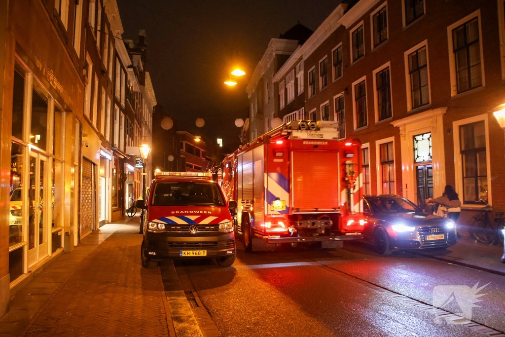 Brandweer schaalt groots op bij dakbrand