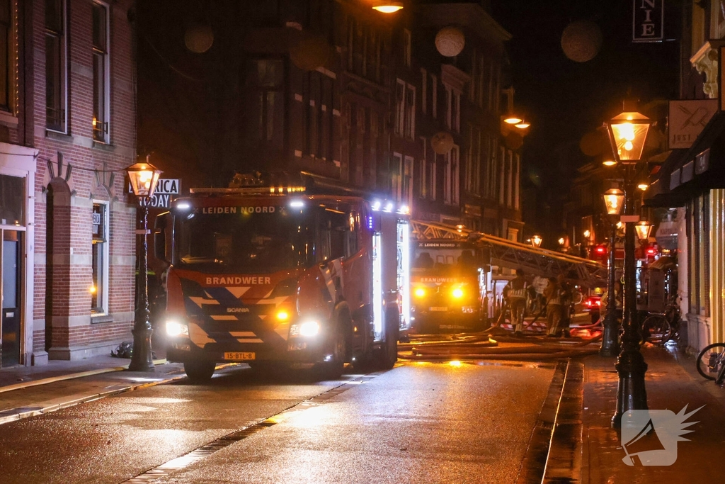 Brandweer schaalt groots op bij dakbrand