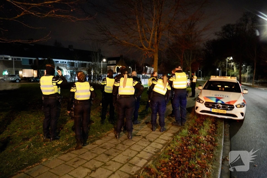 Hulpdiensten bekogeld met vuurwerk