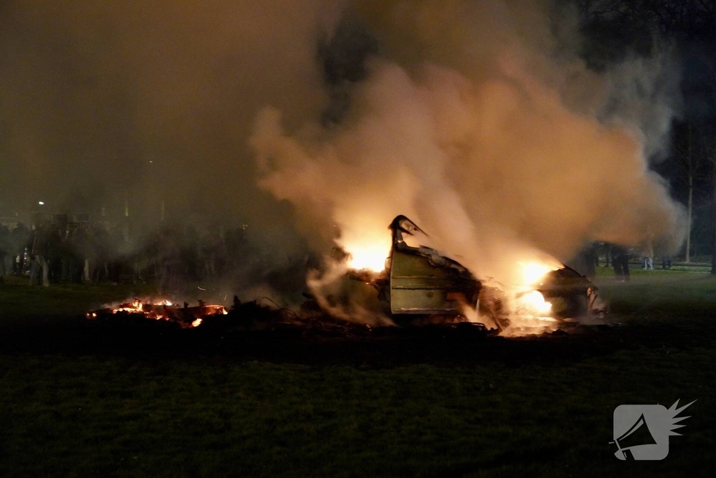 Hulpdiensten bekogeld met vuurwerk