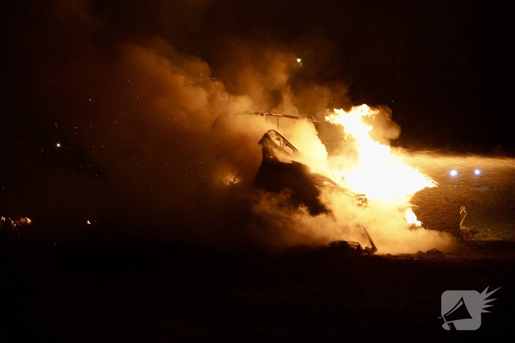 Hulpdiensten bekogeld met vuurwerk