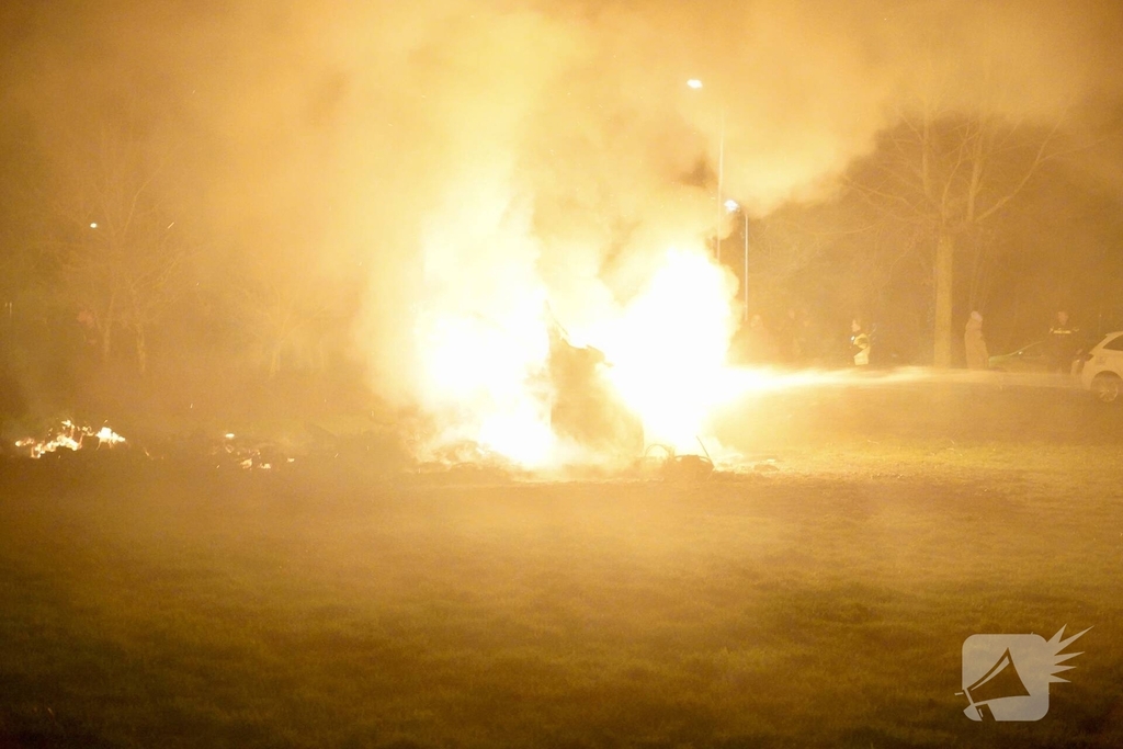 Hulpdiensten bekogeld met vuurwerk