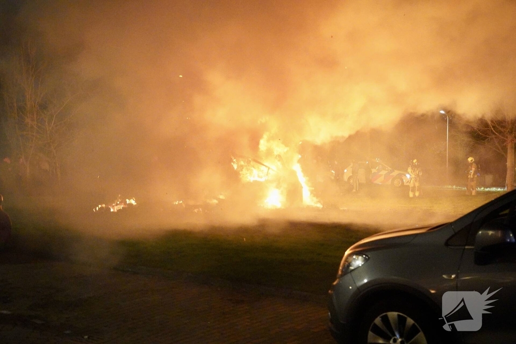 Hulpdiensten bekogeld met vuurwerk