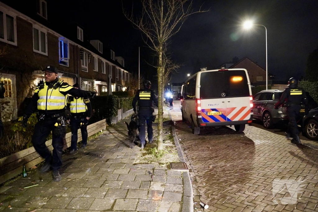 Hulpdiensten bekogeld met vuurwerk