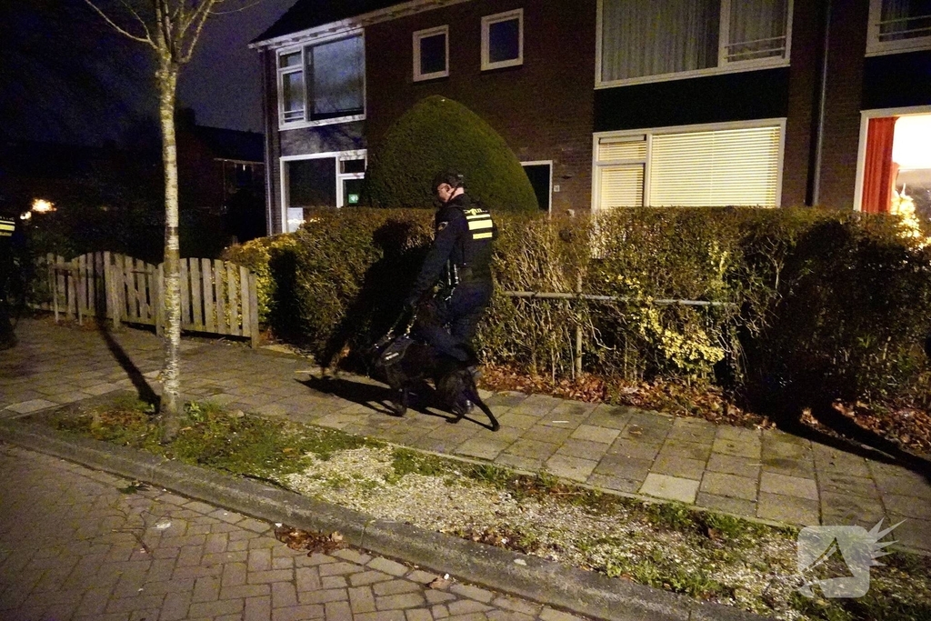 Hulpdiensten bekogeld met vuurwerk