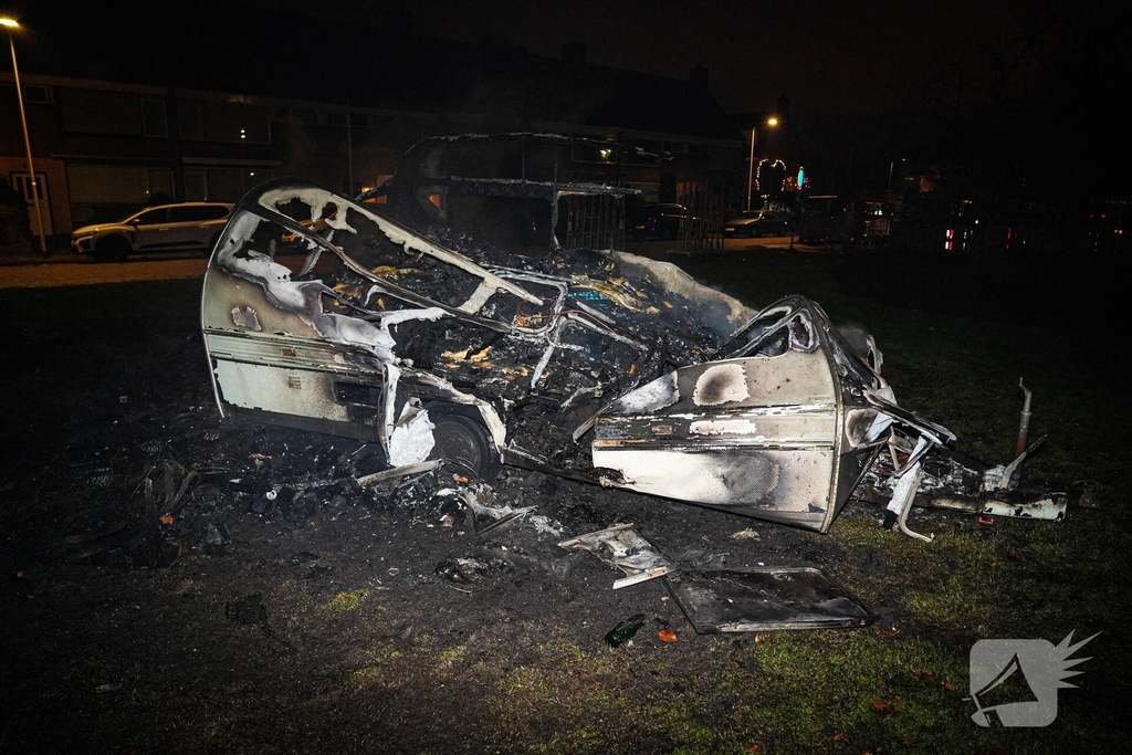 Hulpdiensten bekogeld met vuurwerk