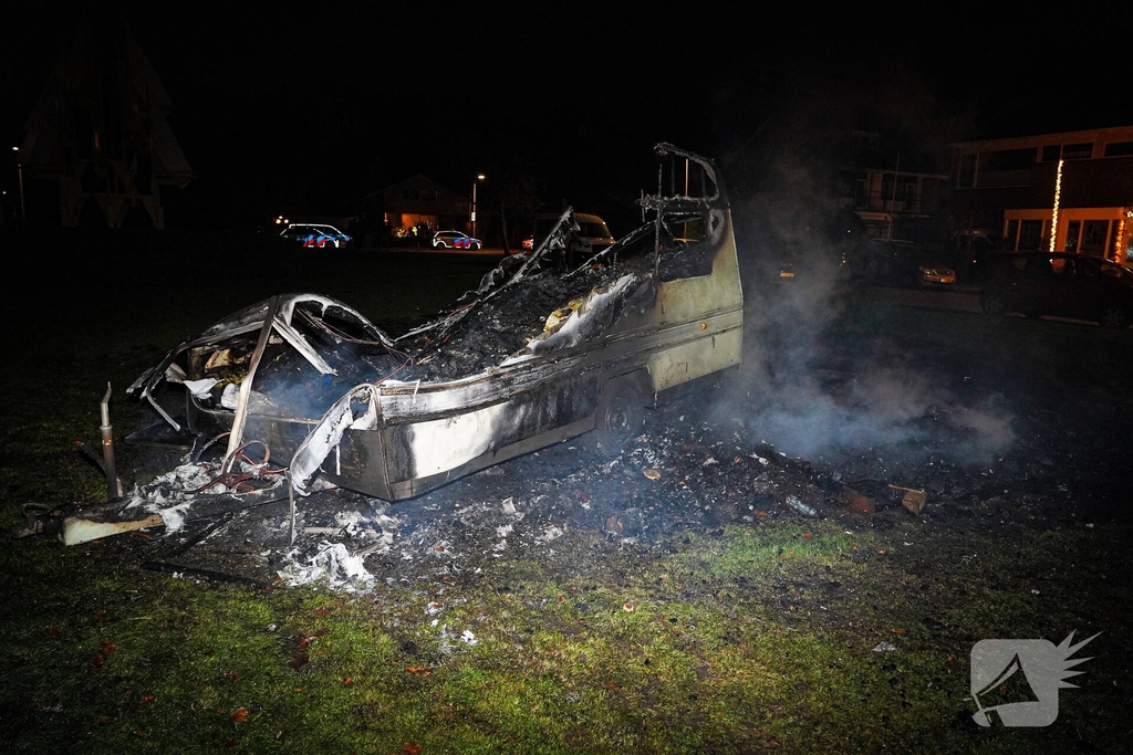 Hulpdiensten bekogeld met vuurwerk