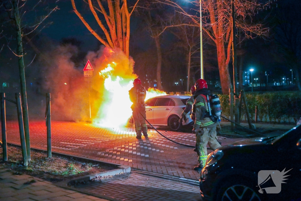 Vlammen aan voorzijde van auto