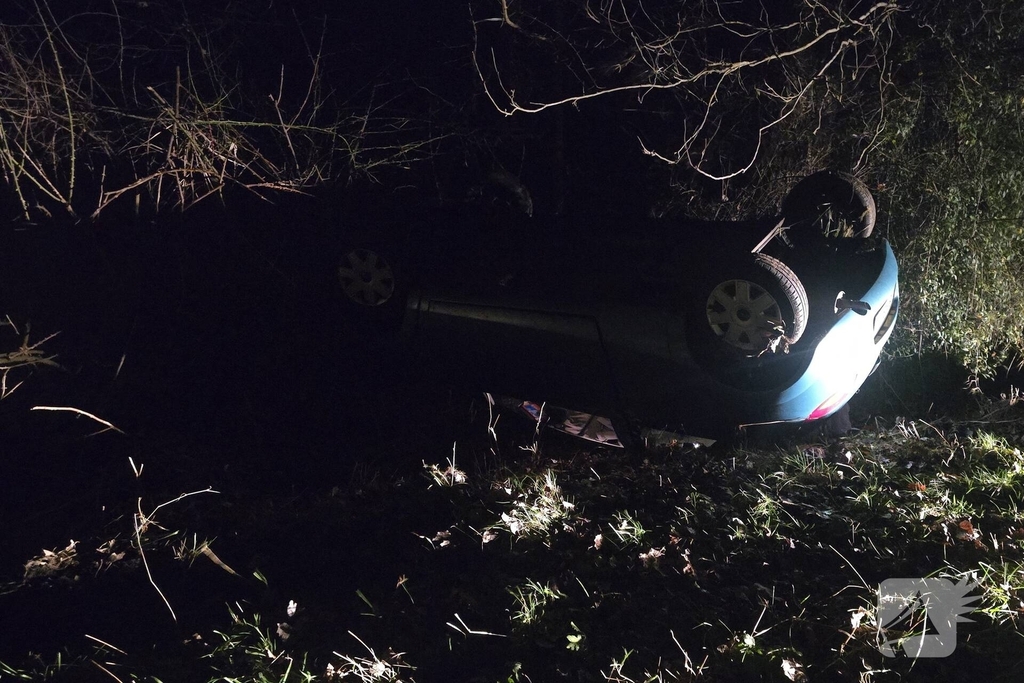 Auto belandt op de kop na ongeval
