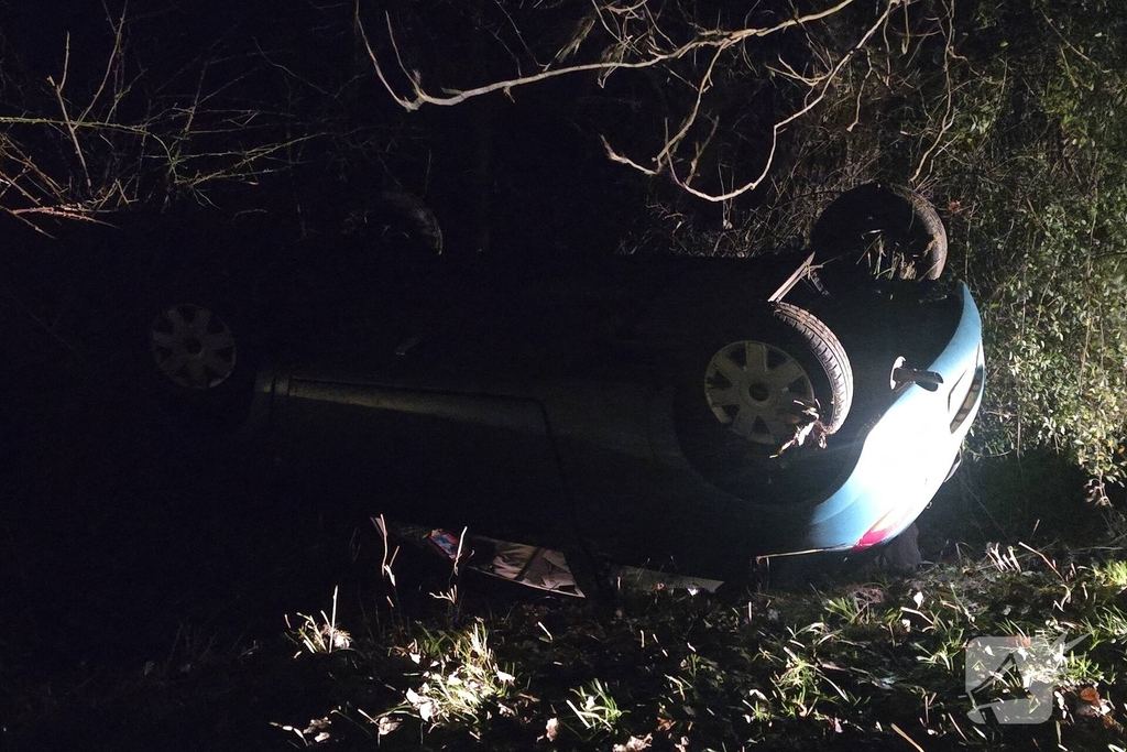 Auto belandt op de kop na ongeval