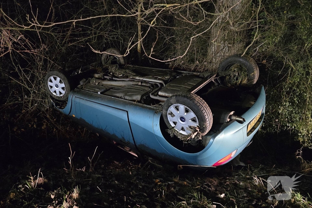 Auto belandt op de kop na ongeval
