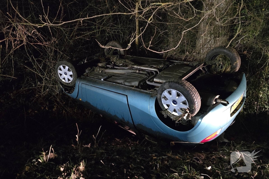 Auto belandt op de kop na ongeval