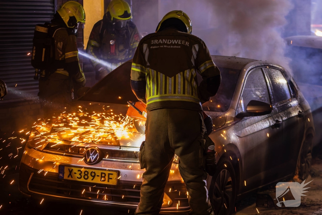 Vuurwerk belandt onder auto en verwoest twee auto's