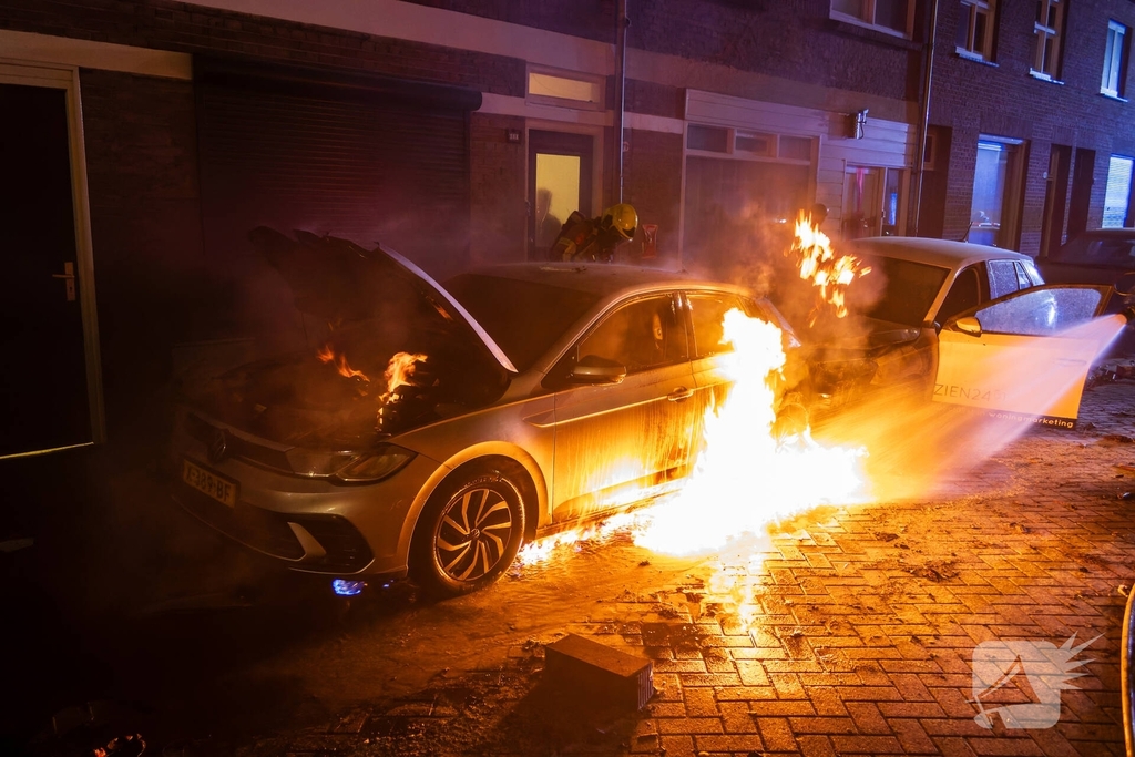 Vuurwerk belandt onder auto en verwoest twee auto's