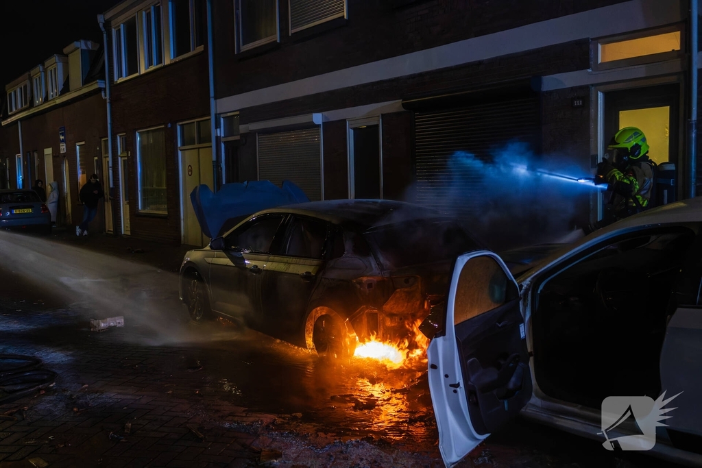 Vuurwerk belandt onder auto en verwoest twee auto's