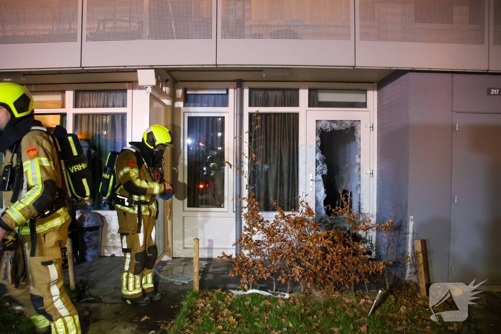 Ruit van deur geforceerd wegens brandmelding