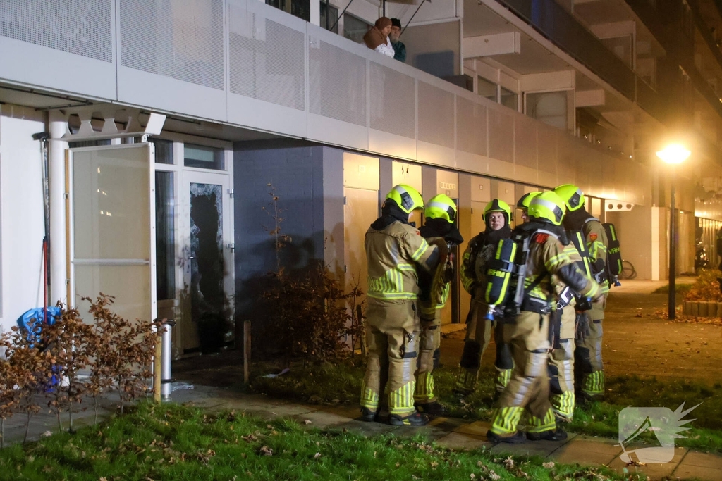 Ruit van deur geforceerd wegens brandmelding